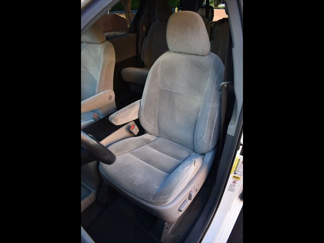 Used 2017 Toyota Sienna LE FWD image 16