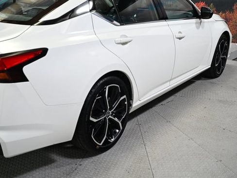 Used 2024 Nissan Altima 2.5 SR FWD image 9