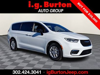 New 2026 Chrysler Pacifica Select