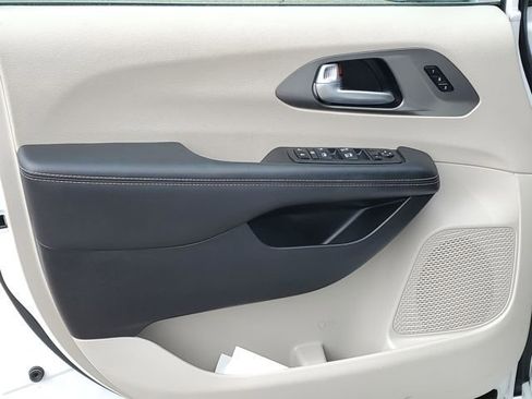 Used 2024 Chrysler Pacifica Touring-L FWD image 22