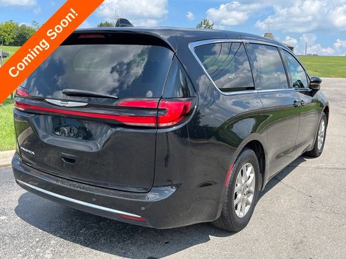 Used 2024 Chrysler Pacifica Touring FWD image 10