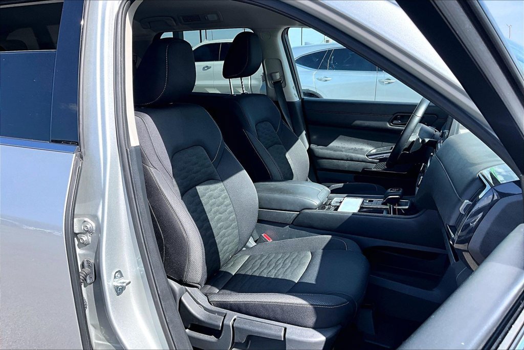 Used 2025 Nissan Pathfinder SV FWD image 9