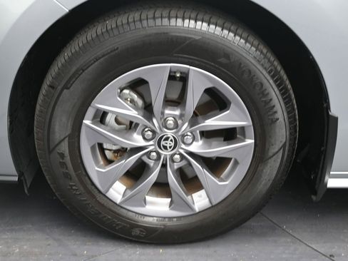 Used 2025 Toyota Sienna XLE image 9