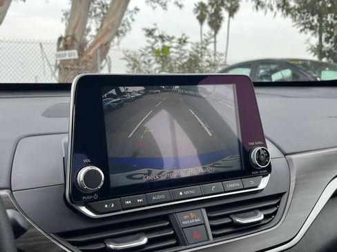 Used 2025 Nissan Altima 2.5 SV image 24