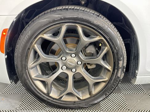 Used 2019 Chrysler 300 Touring RWD image 15