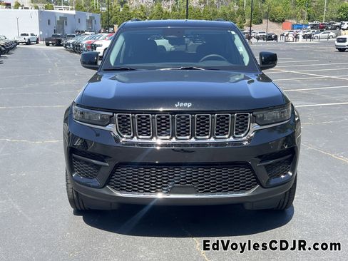 Used 2023 Jeep Grand Cherokee Laredo image 2