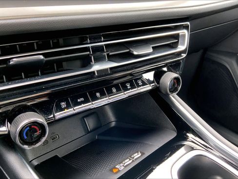 Used 2025 Chevrolet Traverse LT w/ Driver Confidence Package image 34