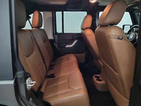 Used 2014 Jeep Wrangler Unlimited Sahara w/ Dual Top Group AWD/4WD image 19