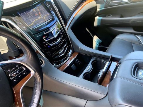Used 2020 Cadillac Escalade Premium Luxury w/ LPO, Radiant Package AWD/4WD image 18