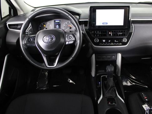 Used 2025 Toyota Corolla Cross LE image 6