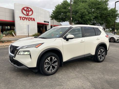 Used 2023 Nissan Rogue SV image 1