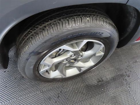 Used 2025 Chevrolet Trax LT w/ LT Convenience Package FWD image 8