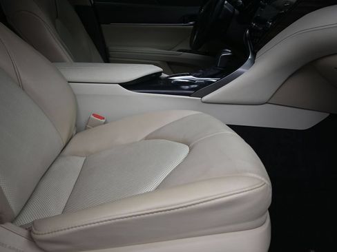 Used 2020 Toyota Camry XLE FWD image 24