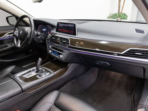 Used 2021 BMW 740i RWD image 13
