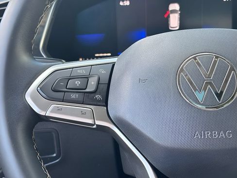 Used 2022 Volkswagen Tiguan SE w/ Panoramic Sunroof Package FWD image 6