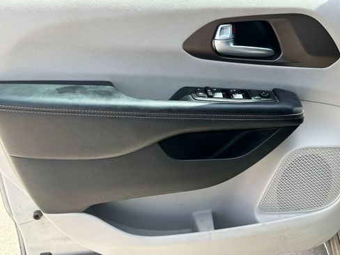 Used 2017 Chrysler Pacifica Touring-L FWD image 11