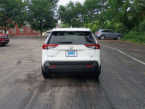 Used 2022 Toyota RAV4 LE AWD/4WD image 4