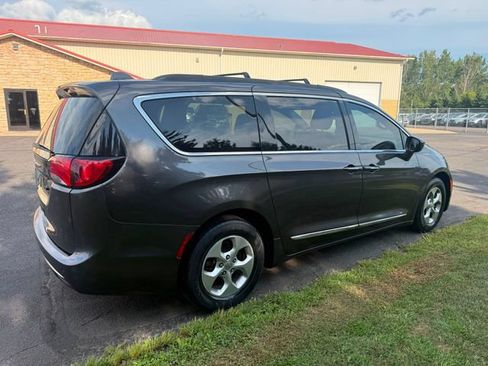 Used 2017 Chrysler Pacifica Touring-L w/ Tire & Wheel Group FWD image 4