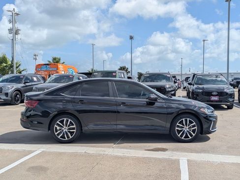 Used 2025 Volkswagen Jetta SE FWD image 4