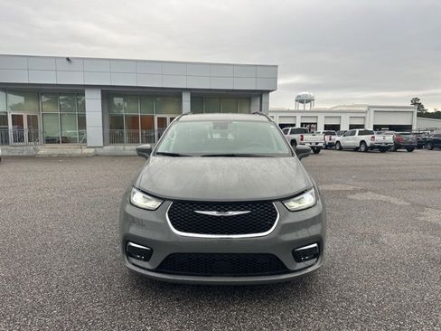 Used 2022 Chrysler Pacifica Touring-L w/ Uconnect Theater Family Group image 2