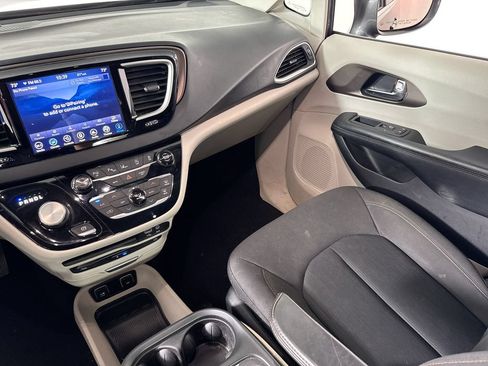 Used 2019 Chrysler Pacifica Touring Plus w/ Advanced Safetytec Group FWD image 23