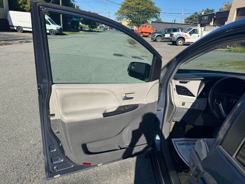Used 2016 Toyota Sienna LE image 11
