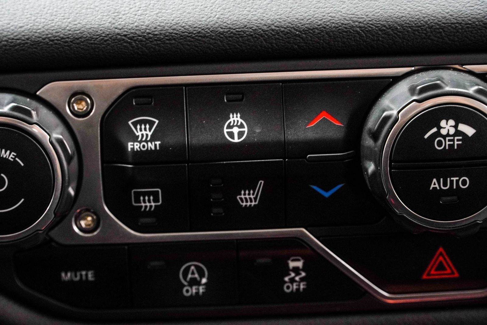 Used 2024 Jeep Gladiator Rubicon w/ Technology Group AWD/4WD image 33