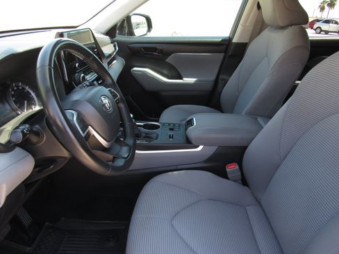 Used 2023 Toyota Highlander LE FWD image 15