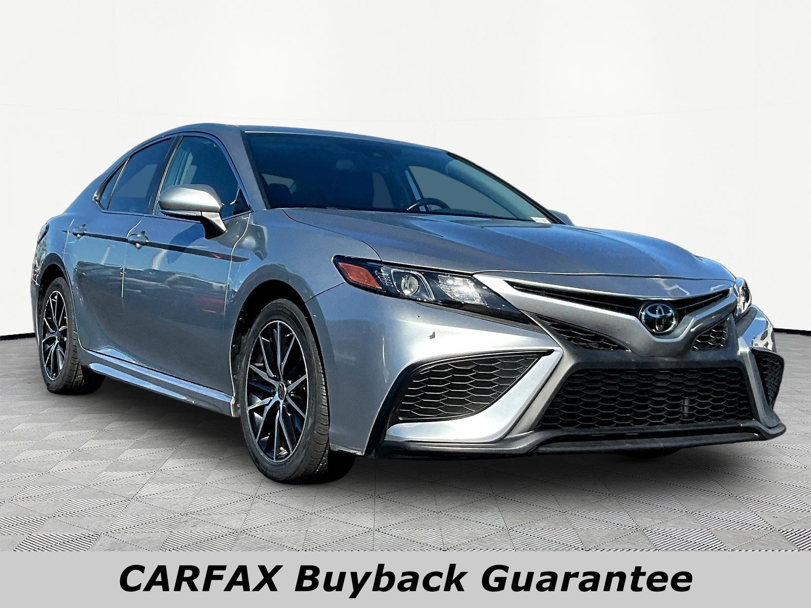Used 2023 Toyota Camry SE FWD image 3