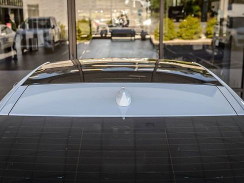 Used 2016 Jaguar XJ image 10