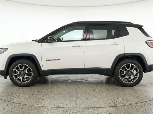 Used 2025 Jeep Compass Trailhawk image 5