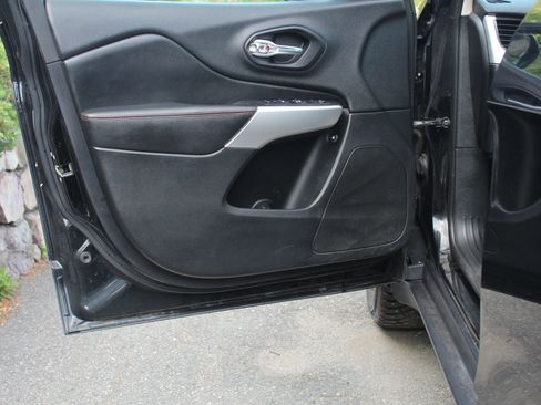 Used 2018 Jeep Cherokee Trailhawk image 12