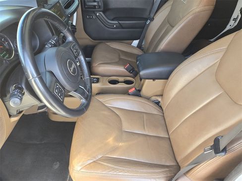 Used 2017 Jeep Wrangler Unlimited Sahara w/ Connectivity Group image 14