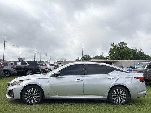 Used 2024 Nissan Altima 2.5 SV FWD image 13