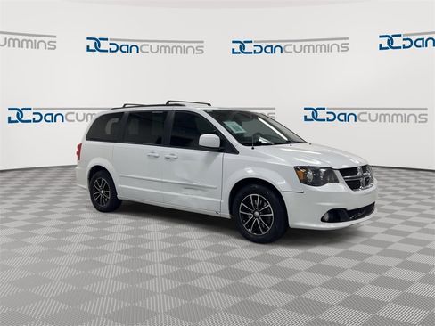 Used 2017 Dodge Grand Caravan GT image 2