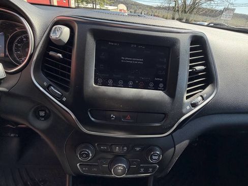 Used 2019 Jeep Cherokee Latitude Plus AWD/4WD image 38