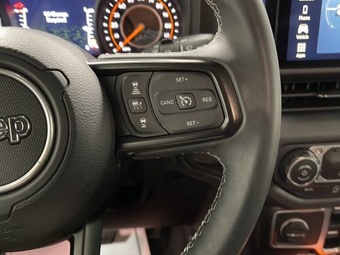 Used 2025 Jeep Wrangler Unlimited Rubicon AWD/4WD image 7