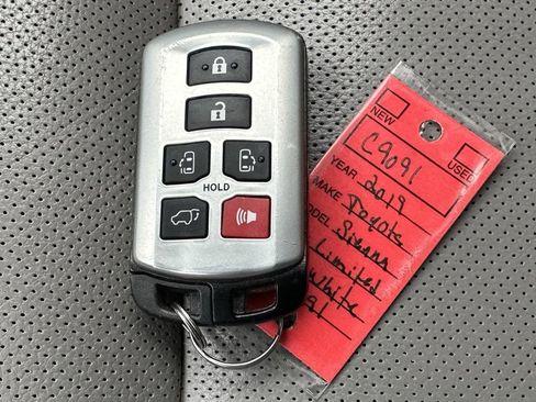 Used 2019 Toyota Sienna Limited image 38