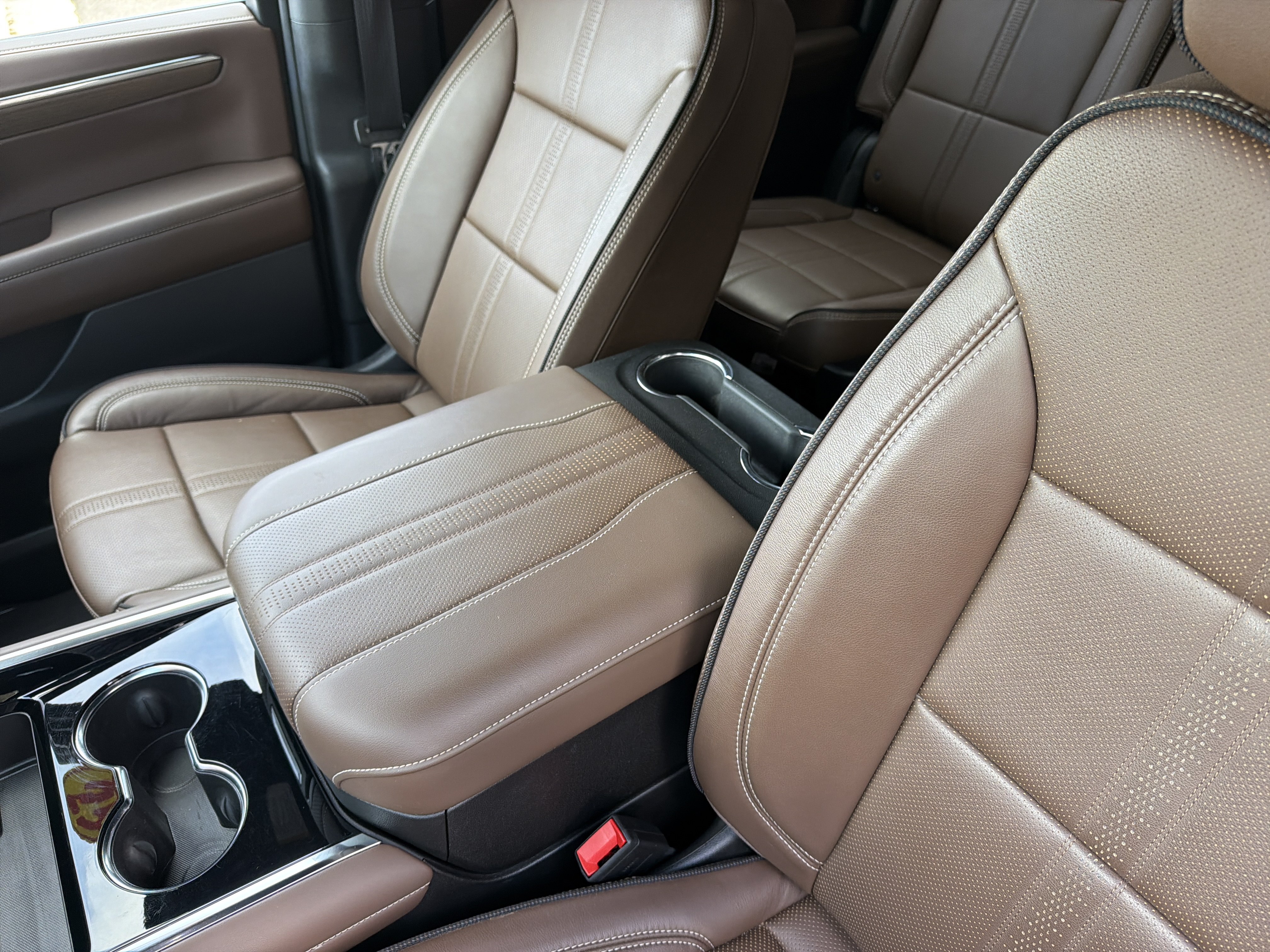 Used 2025 Chevrolet Suburban High Country w/ LPO, Get Active Package AWD/4WD image 28