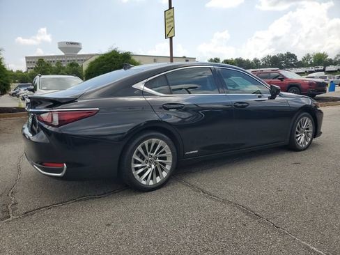 Used 2021 Lexus ES 300h Ultra Luxury w/ Accessory Package FWD image 6