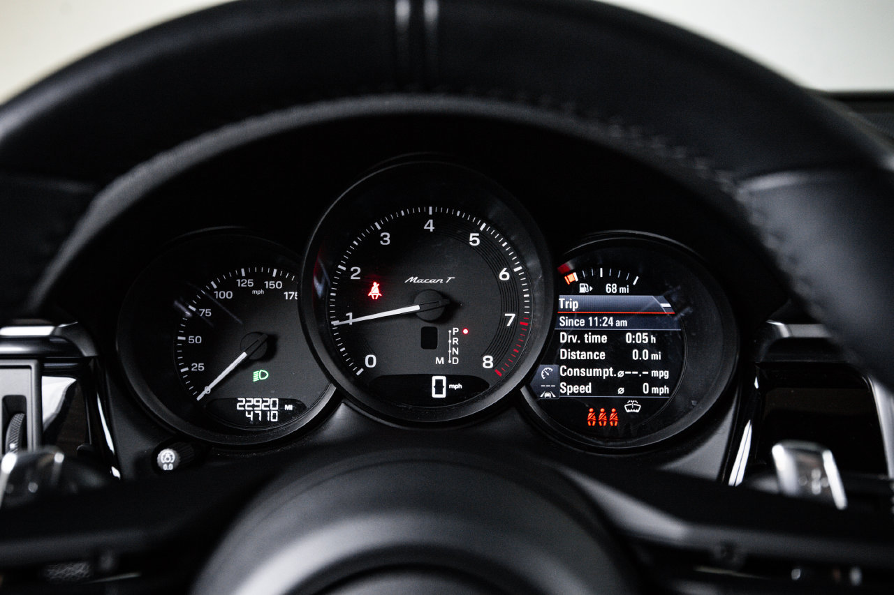 Certified 2023 Porsche Macan Turbo AWD/4WD image 15