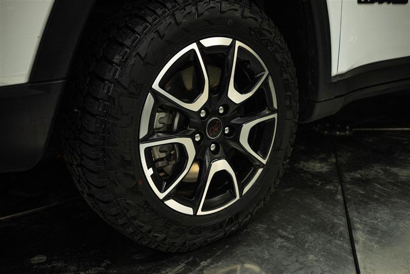 Used 2025 Jeep Compass Trailhawk AWD/4WD image 3