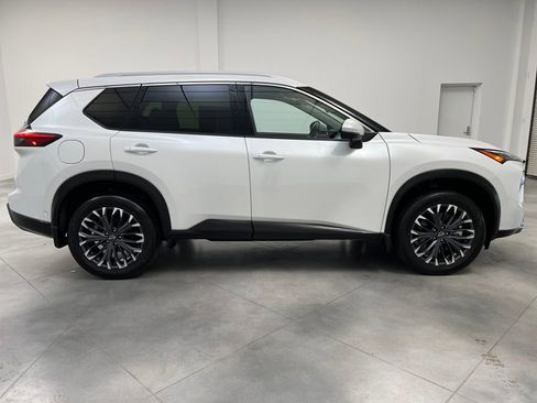 Used 2025 Nissan Rogue SL w/ Tech Package FWD image 8