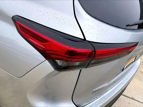 Used 2020 Toyota Highlander LE image 28