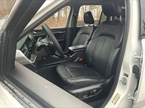 Used 2023 Jeep Grand Cherokee Limited w/ Luxury Tech Group II image 10