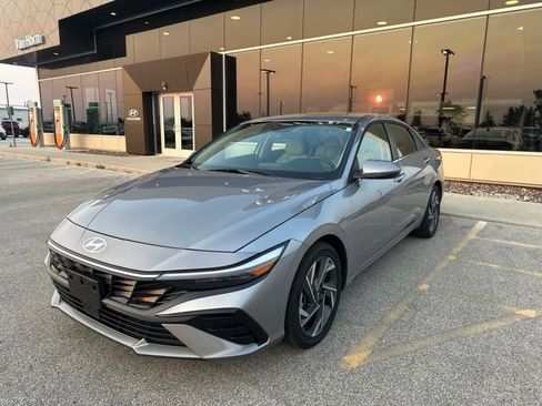 Used 2025 Hyundai Elantra Limited FWD image 3