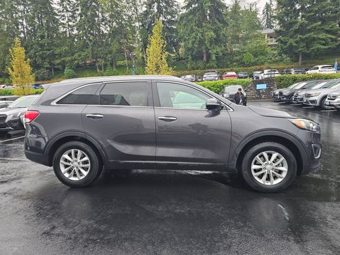 Used 2017 Kia Sorento FWD image 8