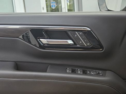 Used 2025 Chevrolet Suburban LT RWD image 27