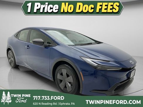 Used 2025 Toyota Prius LE FWD image 1