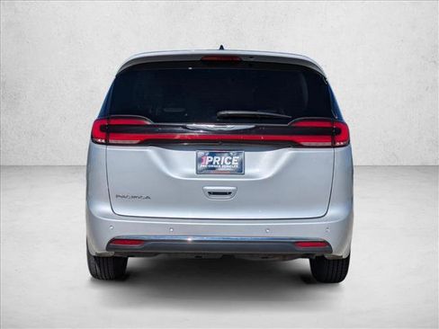 Used 2024 Chrysler Pacifica Touring-L FWD image 7